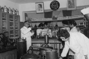 لابراتوار موسسه كیمیاوی مرحوم یوسفی در لابراتوار موسسه كیمیاوی سال ۱۳۴۳ ش